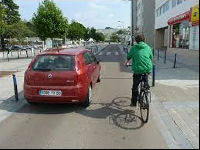 Si on conduit en agglomération et que l'on souhaite dépasser un cycliste, il faut laisser une distance d'au moins 1 mètre entre le véhicule et le cycliste.