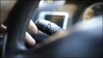 Lorsqu'on est dans un giratoire, et que l'on tourne dans la direction de droite, il faut mettre obligatoirement le clignotant droit.