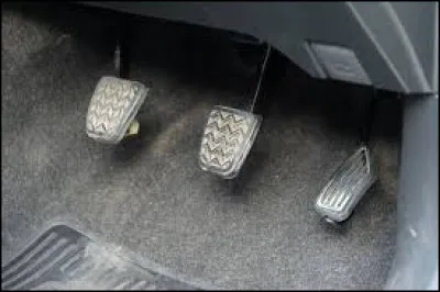 Dans le véhicule, la pédale de frein se situe à gauche.