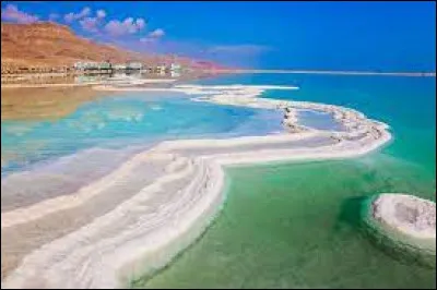 Le bout de la plan&egrave;te avec la plus basse altitude est de...