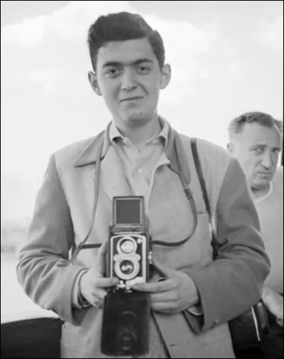 De quel grand cinéaste anglais fut-il l'attaché de presse avant de devenir réalisateur ?