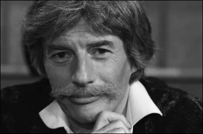 Complétez les paroles de cette chanson de Jean Ferrat nommée "Tu aurais pu vivre" : "On aurait pu rire encore un peu / Avec les amis, des soirées entières / Sur notre terrasse aux roses trémières / Parfumée d'amour, ... et de jeux" ?