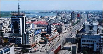 Baotou, 1,8 million d'habitants, est une ville d'...