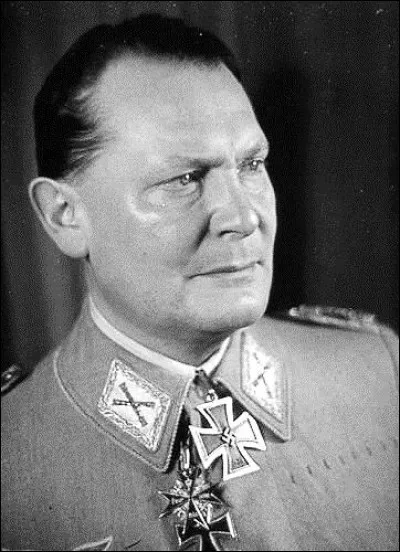 Ce dirigeant du parti nazi et du Troisième Reich, jugé à Nuremberg et condamné à mort, c'est ... Goering.