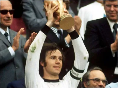 Ce footballeur, joueur du Bayern Munich, deux fois Ballon d'or, en 1972 et 1976, c'est ... Beckenbauer.