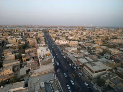 Bassorah, 1,3 million d'habitants, est une ville d'...