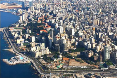 Beyrouth, 360 000 habitants, est une ville d'...