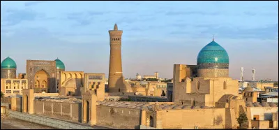 Boukhara, 240 000 habitants, est une ville d'...