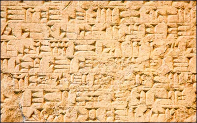 Est-ce que l'on pourrait définir l'écriture comme la plus grande invention de l'homme ? Certainement que oui ! 
Quel est l'âge approximatif de l'écriture ?