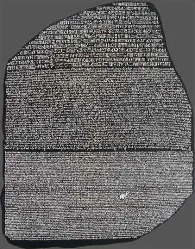 À Memphis, dans l'Égypte antique, Ptolémée V promulgue un décret sur cette stèle fragmentée. Grâce à cette dernière, Jean-François Champollion arrive à déchiffrer en 1822, les hiéroglyphes inscrits dessus. 
Comment se nomme ce fragment de stèle ?
