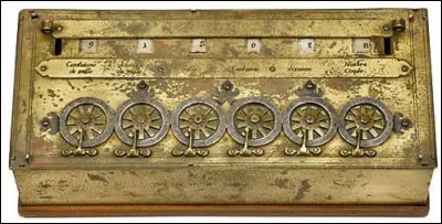 On continue dans les chiffres en découvrant la célèbre "pascaline", première calculatrice mécanique qui fut inventée par un français en 1642. 
Quel était ce mathématicien célèbre ?