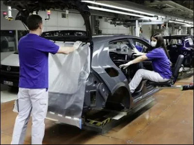 Vous remarquerez les progrès en matière d'ergonomie au travail. Chez quel constructeur peut-on voir cette chaîne d'assemblage ?