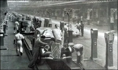 Vous avez sans doute reconnu la Traction Avant Citroën. Mais où se situait cette ligne de montage en 1934 ?