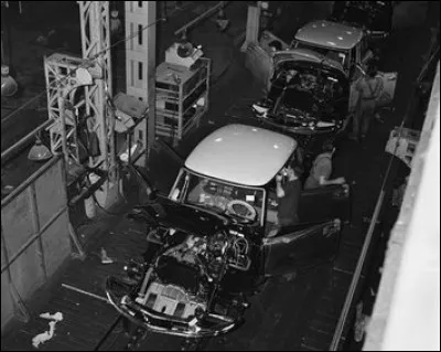 Son toit en polyester devrait vous permettre de retrouver rapidement cette auto en cours de montage dans les années 50-60. De quel véhicule s'agit -il ?