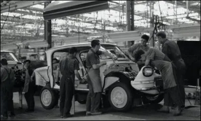 Nous sommes près de Rennes dans les années 60. Quel est ce modèle assemblé en Bretagne ?