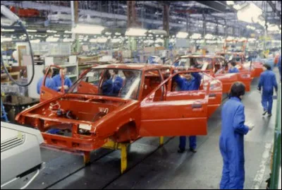 Encore à Rennes, mais quelques années plus tard. Quel est ce véhicule en cours d'assemblage ?