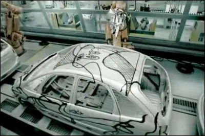 Cette ligne de peinture robotisée fut le sujet d'une publicité des années 2000. Quel est ce véhicule à la peinture originale ?