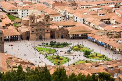 Cuzco, 350 000 habitants, est une ville d'...