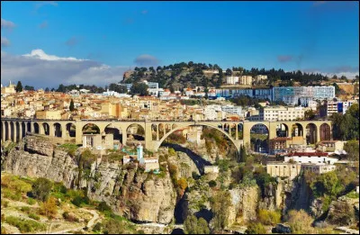Constantine, 450 000 habitants, est une ville d'...