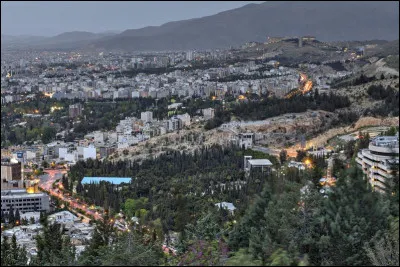 Chiraz, 1,7 million d'habitants, est une ville d'...