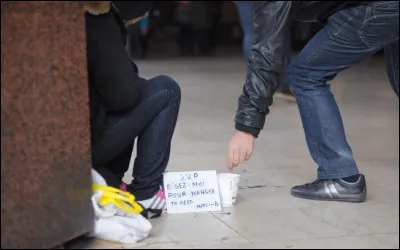 Quand tu vois un mendiant dans la rue, tu...