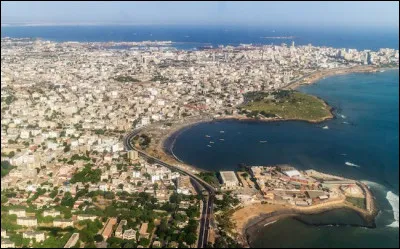 Dakar, 1 million d'habitants, est une ville d'...
