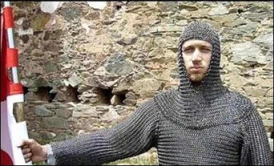 Pour se protéger le corps, on utilisait aussi cet habit en acier pas très léger. Quel est son nom ?