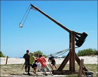 Quelle est cette arme de guerre qui permet de propulser un gros projectile ?