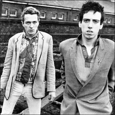 Laquelle de ces chansons a &eacute;t&eacute; &eacute;crite par Joe Strummer et Mick Jones, deux membres du groupe The Clash ?