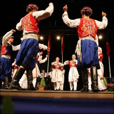 Quel terme d&eacute;signe l�ensemble des arts et traditions populaires d�un peuple ?