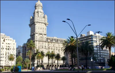 Montevideo, 1,3 million d'habitants, est une ville d'...