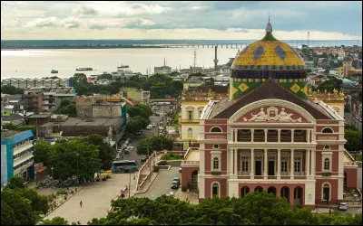 Manaus, 2 millions d'habitants, est une ville d'...