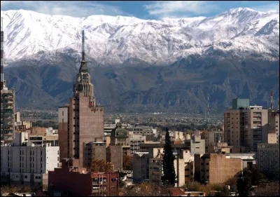 Mendoza, 115 000 habitants, est une ville d'...