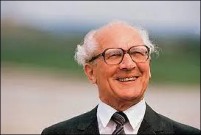 Cet homme politique, principal dirigeant de la RDA de 1971 à 1989, c'est ... Honecker.