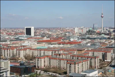 Quelle est cette capitale environ huit fois plus grande que Paris ?