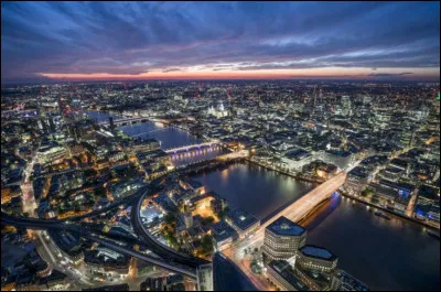 Quelle est cette capitale aux multiples ponts ?