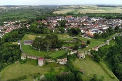 Petite sous-préfecture de 2 000 habitants du Pas-de-Calais, bâtie sur un promontoire dominant l'estuaire de la Canche :