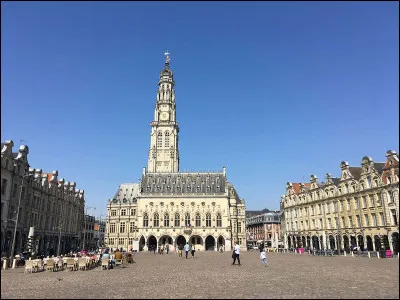 Préfecture du département du Pas-de-Calais, célèbre pour ses places et son beffroi :