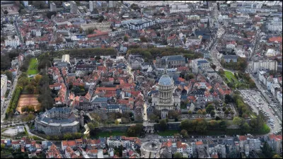 Ville maritime de 40 000 habitants, fondée par les Romains, premier port de pêche français :