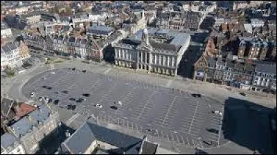 Ville de 32 000 habitants sur l'Escaut, sous-préfecture du département du Nord, ancienne capitale des Nerviens et important évêché :