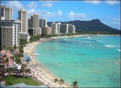 Quelle est cette ville, capitale de l'État d'Hawaï, célèbre pour sa plage Waikiki et pour être le lieu de naissance du président Barak Obama ?