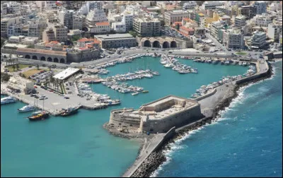 Quelle est cette ville de Grèce, capitale de la Crête fondée à l'époque archaïque grecque ?