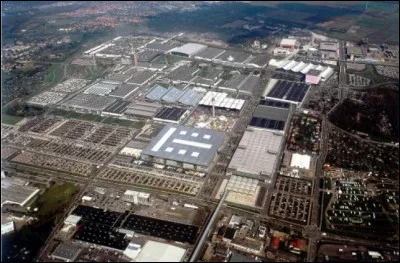 Quelle est cette ville allemande, capitale du Land de Basse-Saxe, ville qui possède le plus grand parc d'exposition du monde ?