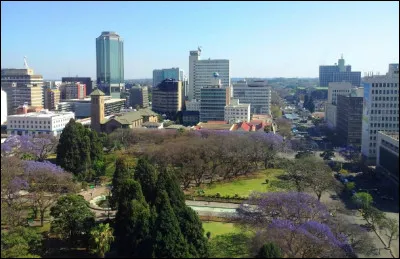 Quelle est cette ville, capitale du Zimbabwe, centre principal des activités commerciales du pays ?