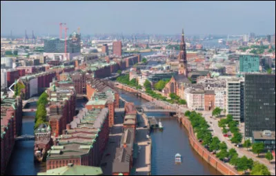 Quelle est celle ville allemande, deuxième plus grande ville d'Allemagne et premier port du pays ?