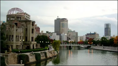 Quelle est cette ville du Japon, mondialement connue comme cible des bombardements atomiques par les États-Unis au cours de la Seconde Guerre mondiale ?