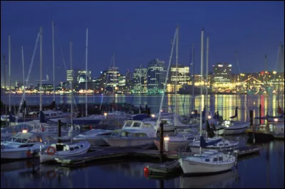 Quelle est cette ville du Canada, capitale de la province de Nouvelle-Écosse et l'un des plus grands ports de pêche au monde ?