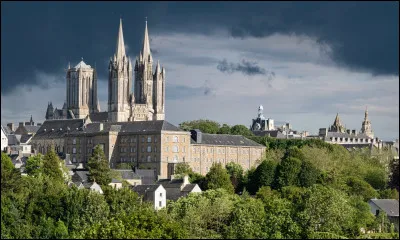 Construite au XIIIe siècle, elle domine la ville ; elle est visible depuis la mer avec ses deux flèches en façade et une tour-lanterne.