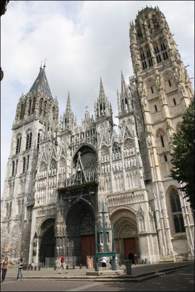 La façade de cette cathédrale a été peinte par Claude Monet :
