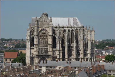 Cette cathédrale possède le plus haut choeur - 48,50 m sous voûte :